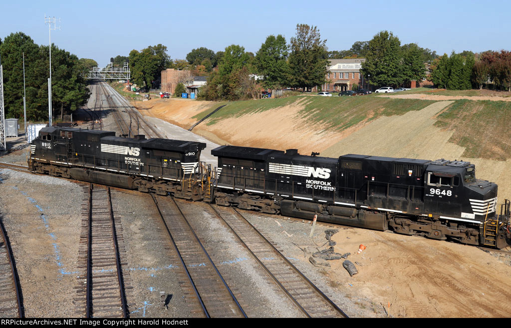 NS 8910 & 9648 lead train E25 southbound across Boylan Junction